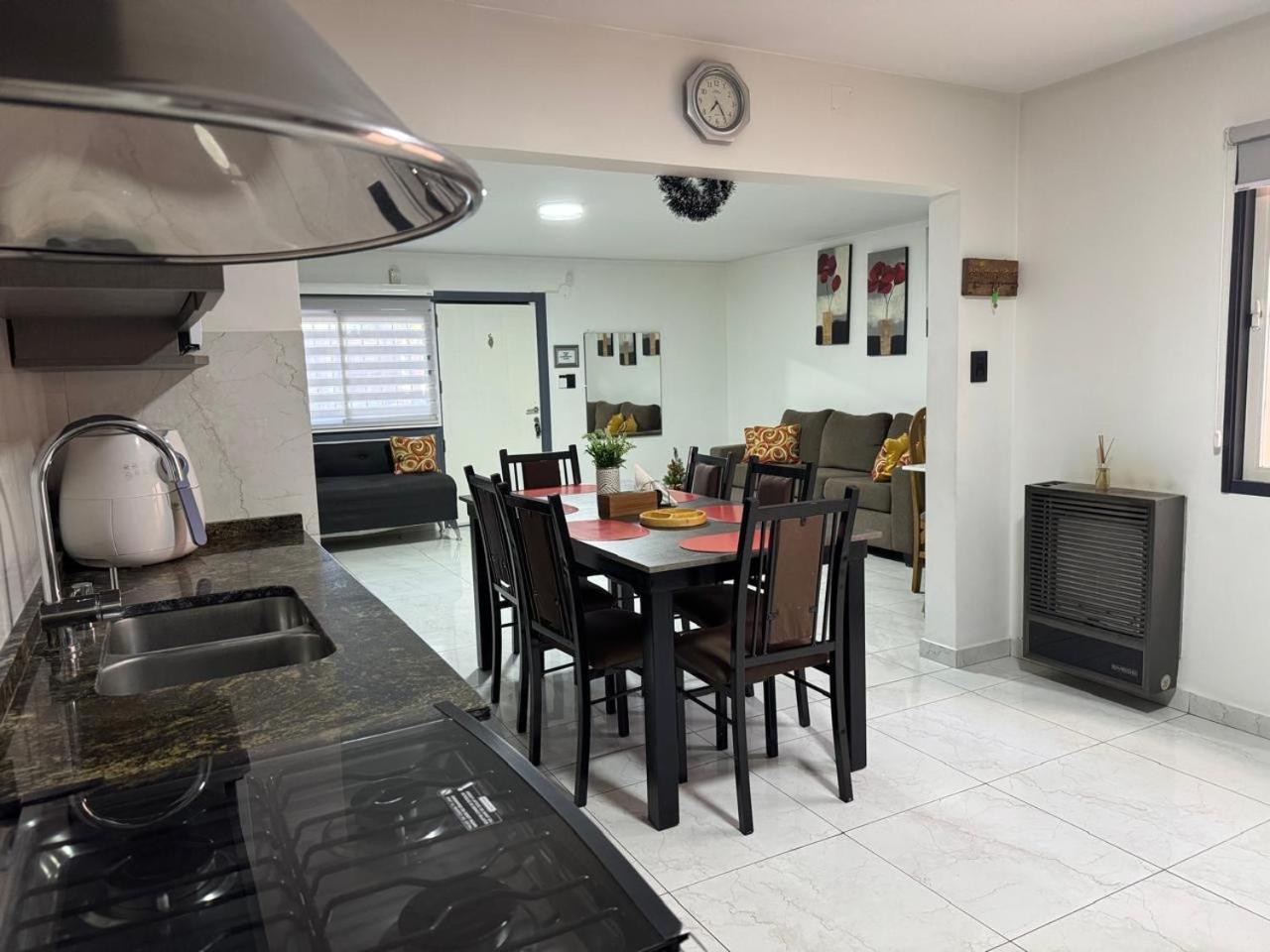 Casa Amplia Zona Semicentrica Con Cochera Сasa de vacaciones *